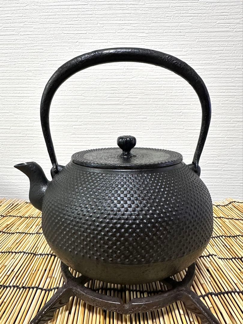 未使用品、供箱、付属品付 南部虎山工房前田知行造　宝珠型　南部鉄瓶　南部鉄器