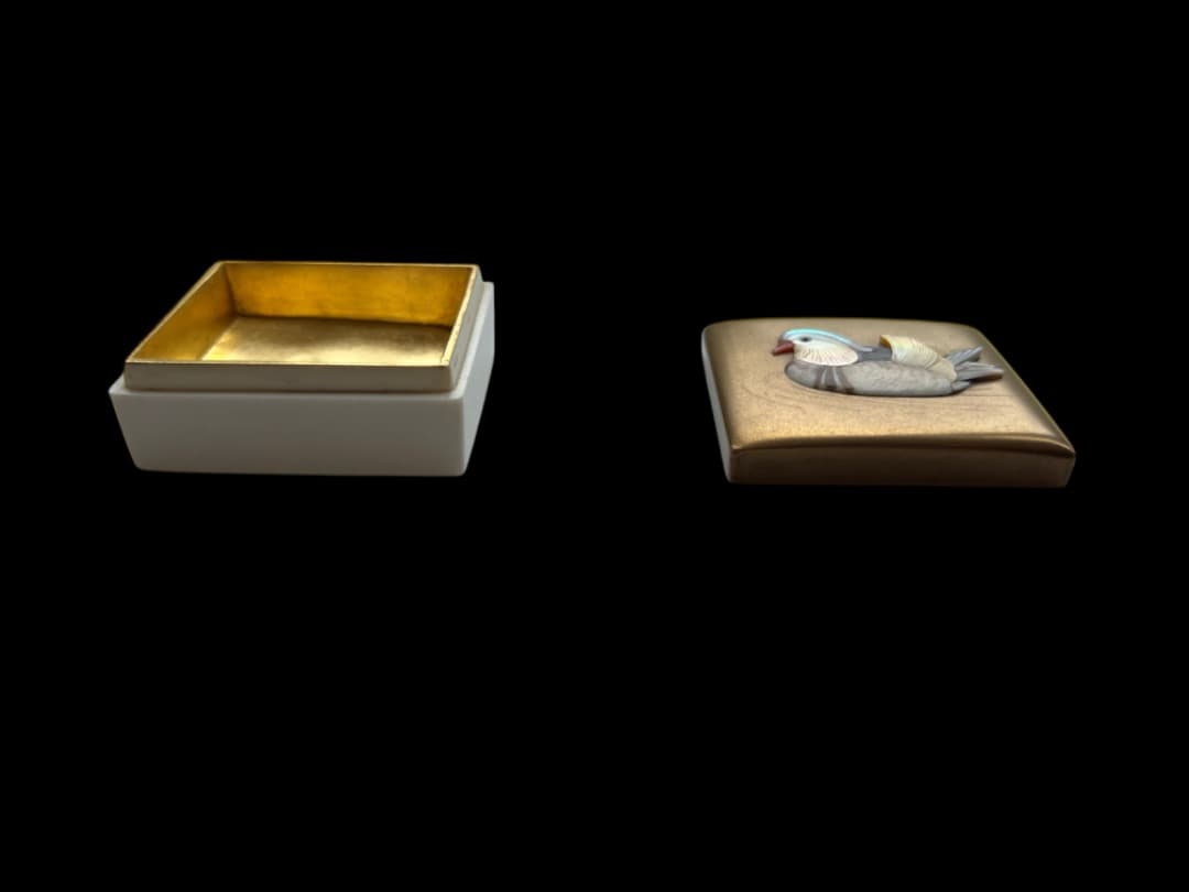 鷲文香合 　芝山輝光・作