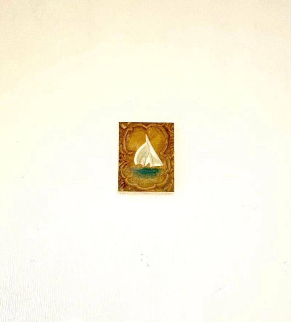 そのまま飾れるヨットの油絵　F0号　ベージュ　ゴールドカラー　白いヨット