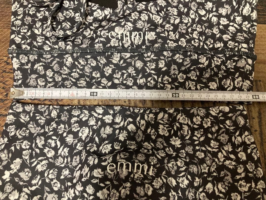 新品　emmi yoga エミヨガ　ヨガウェア　ブラック　花柄　バラ？　S