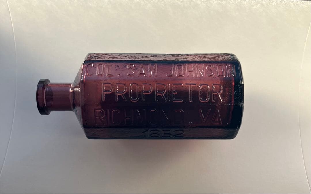 海外製　パープル色　ビンテージガラス瓶　エンボス入りガラス瓶