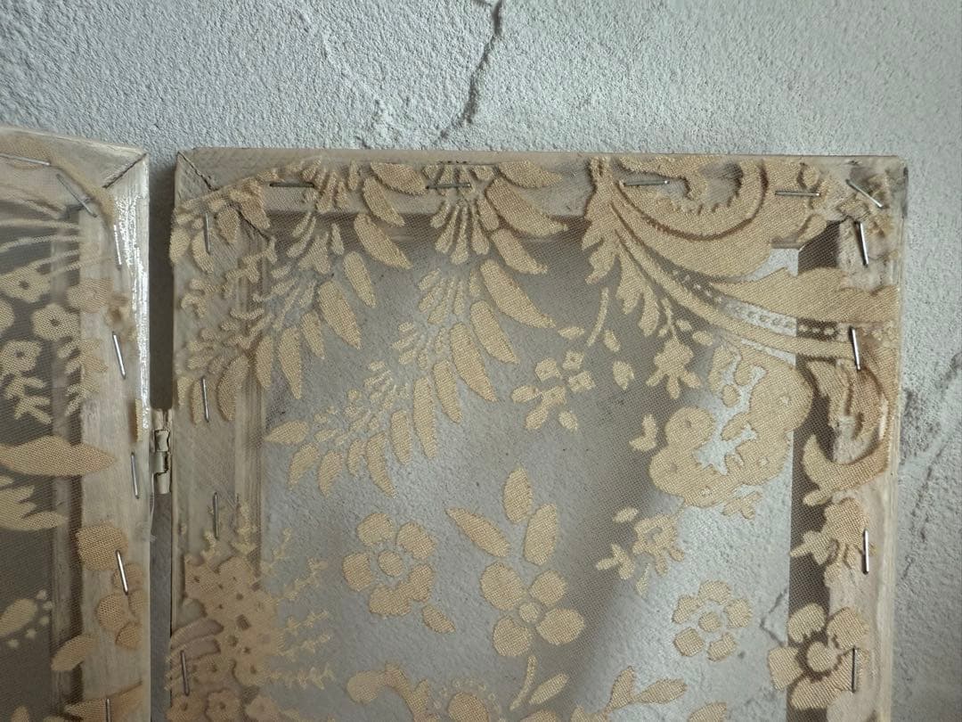 フランスアンティーク　二つ折りフレーム レース花柄