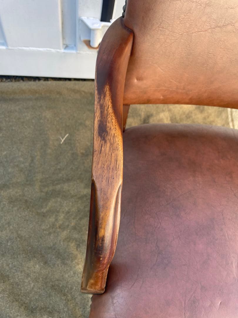 ブラウンフェイクレザー　単鋲アームチェア