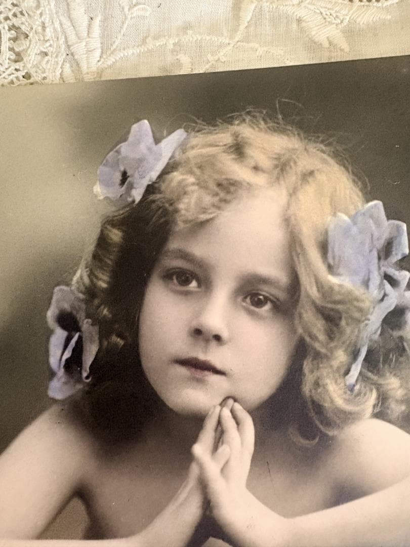 アンティーク ポストカード リラ色髪飾りの美しい少女