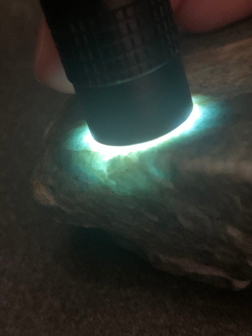 濃い青　糸魚川翡翠　入りコン沢原石　青ひすい　ヒスイ　国産鉱物　水石　根付　勾玉