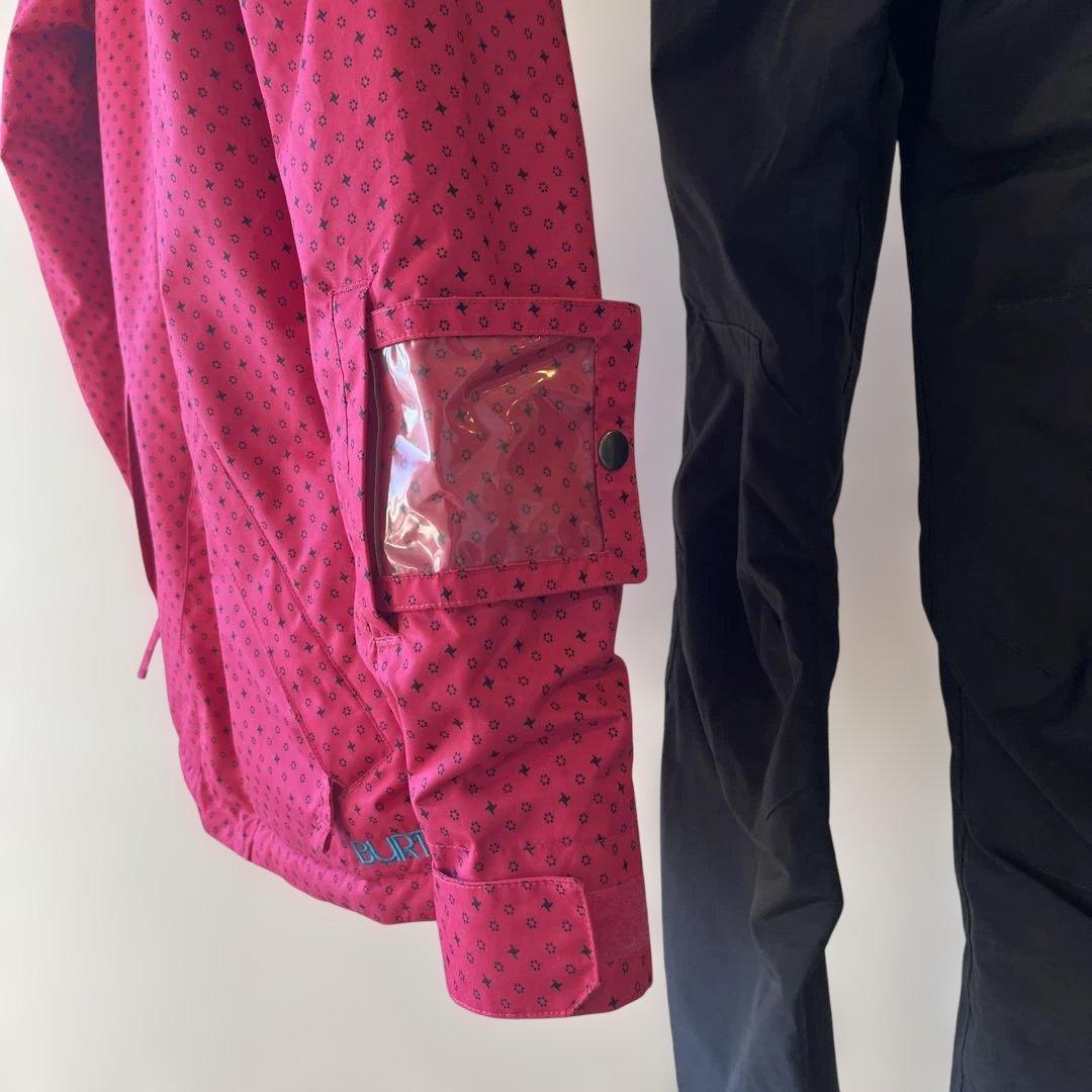 BURTON試着のみ使用スノーウエア上下セットほぼ新品自宅保管ピンク×ブラックＳ