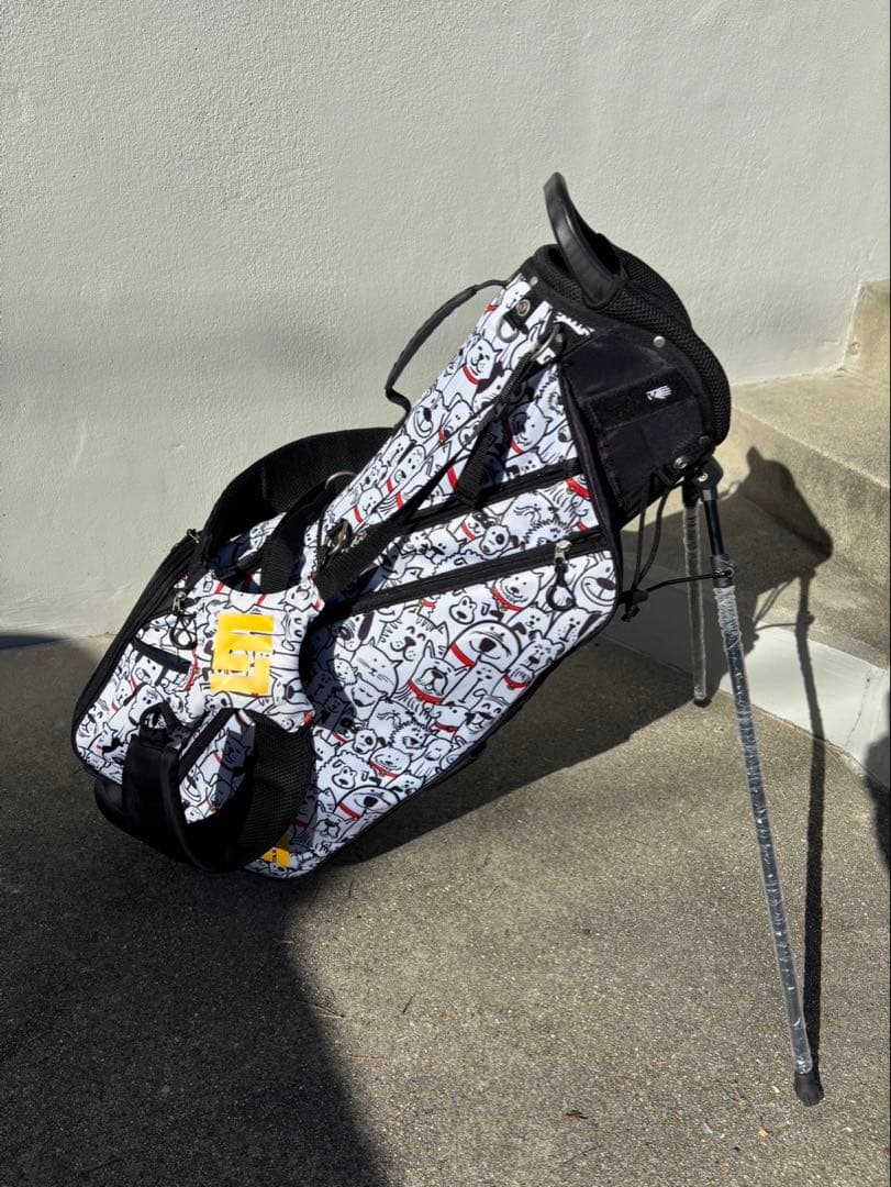 LOUD MOUTH スタンドバッグ ホワイト/ブラック ドッグ柄