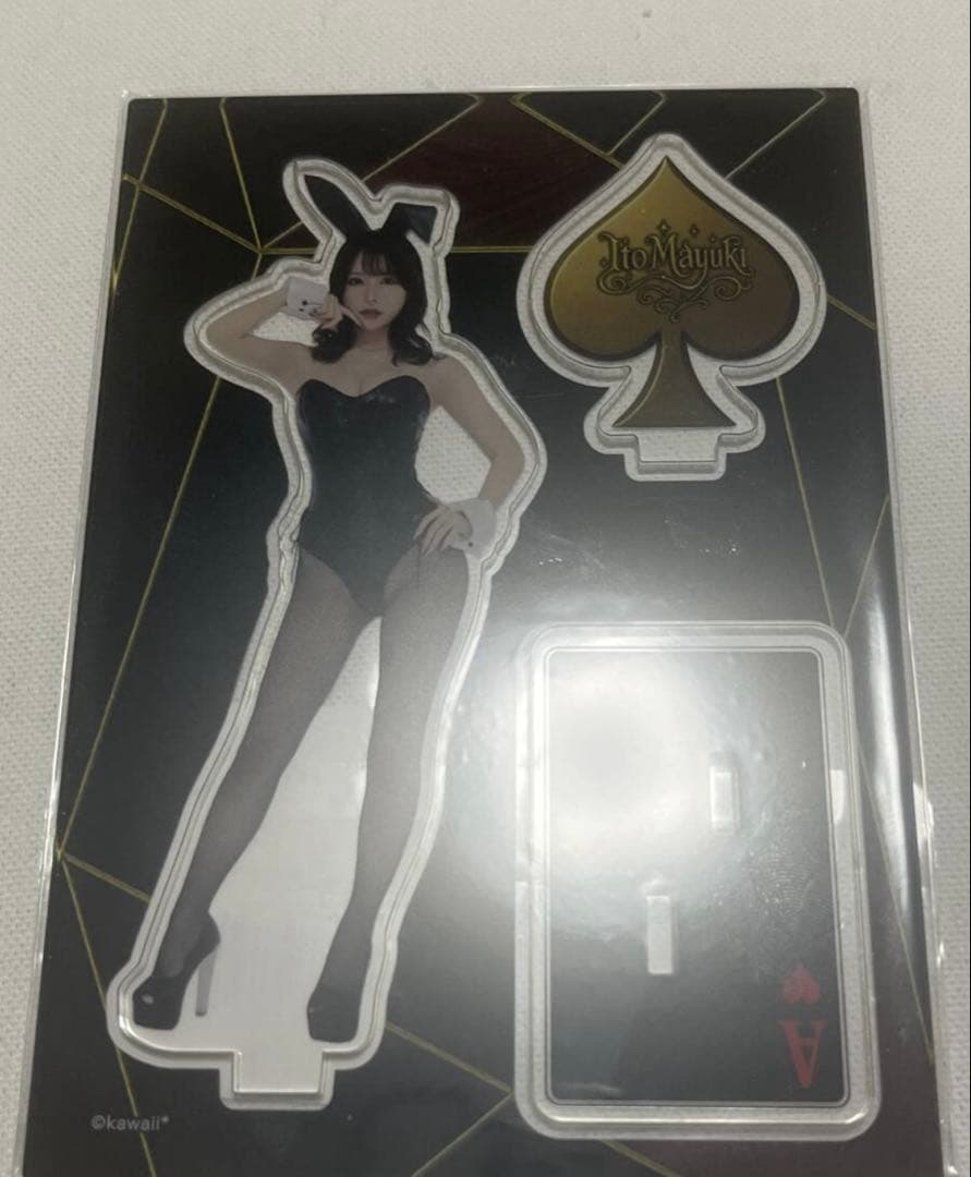 伊藤舞雪さんのアクリルスタンドとアクリルキーホルダー3点です