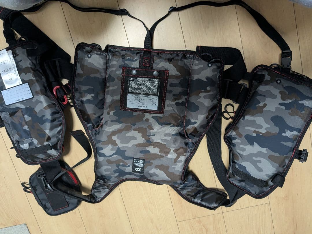 （最終値引き）Daiwa ライフジャケット ブラック/レッド美品!!