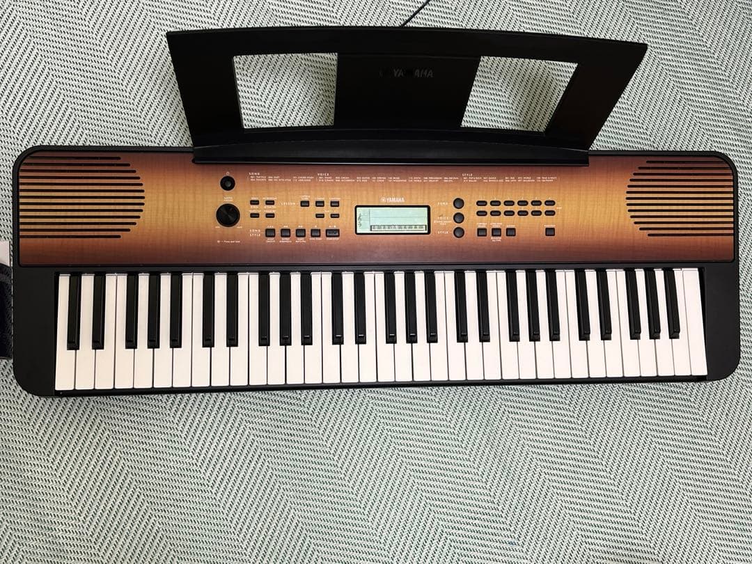 ヤマハ　ポータブルキーボード　メイプル調　　　　　電子ピアノ61鍵盤