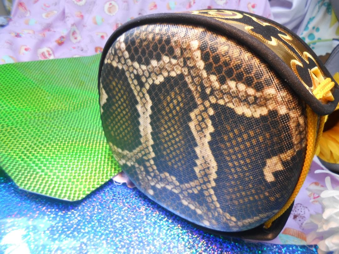 新品未使用(送料無料)9.980円　沖縄三線専用　胴巻き付き人工皮張チーガセット