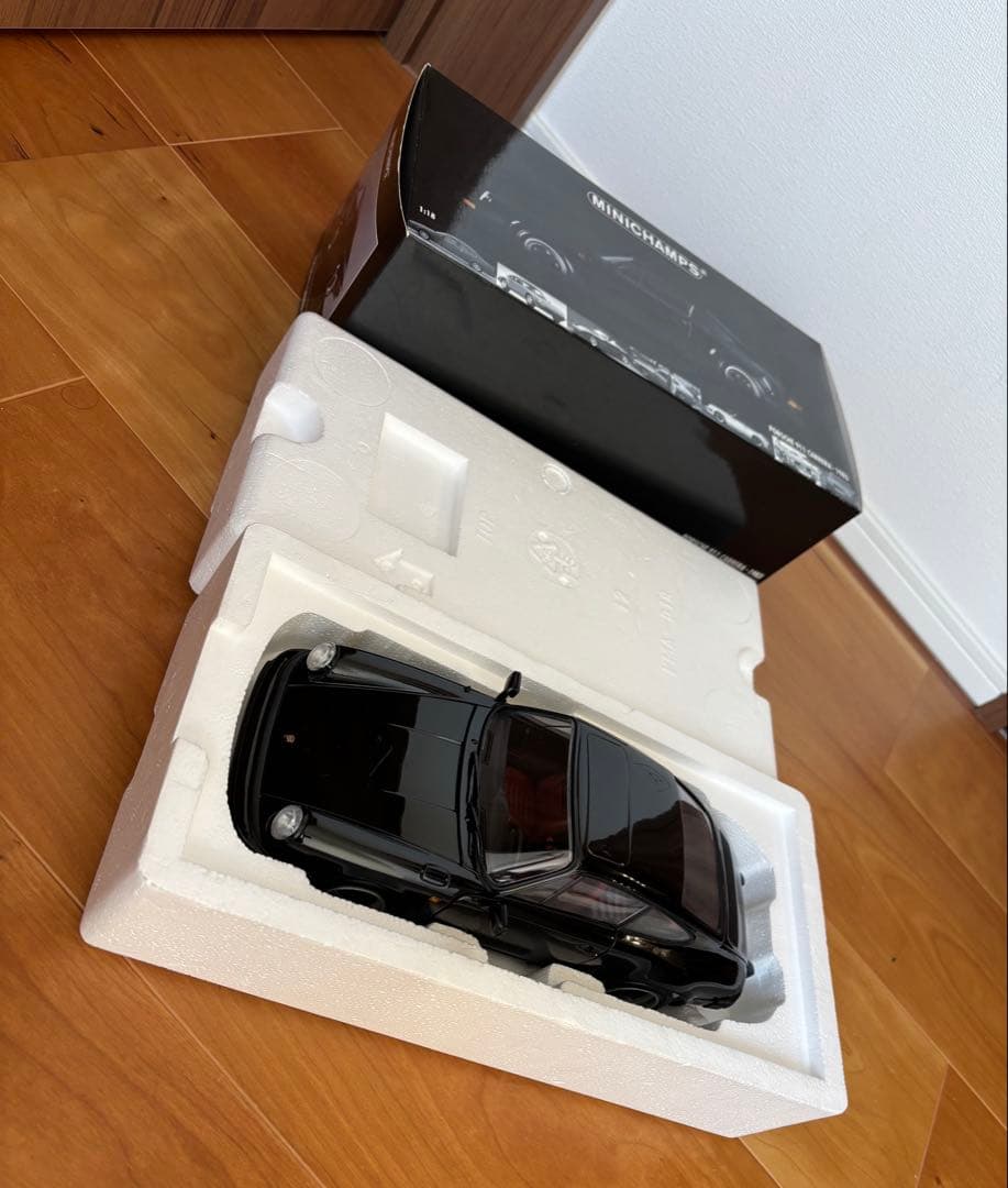 1/18 ミニチャンプス ポルシェ911(930) 1983 訳あり