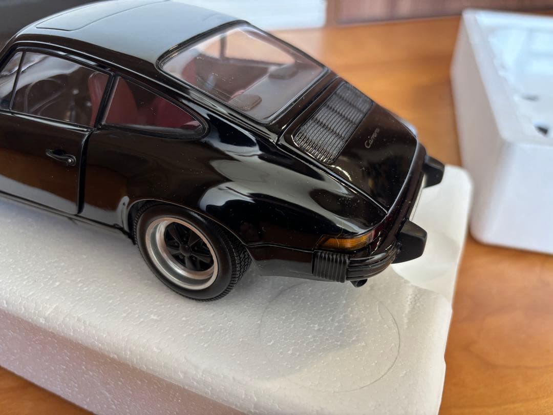 1/18 ミニチャンプス ポルシェ911(930) 1983 訳あり