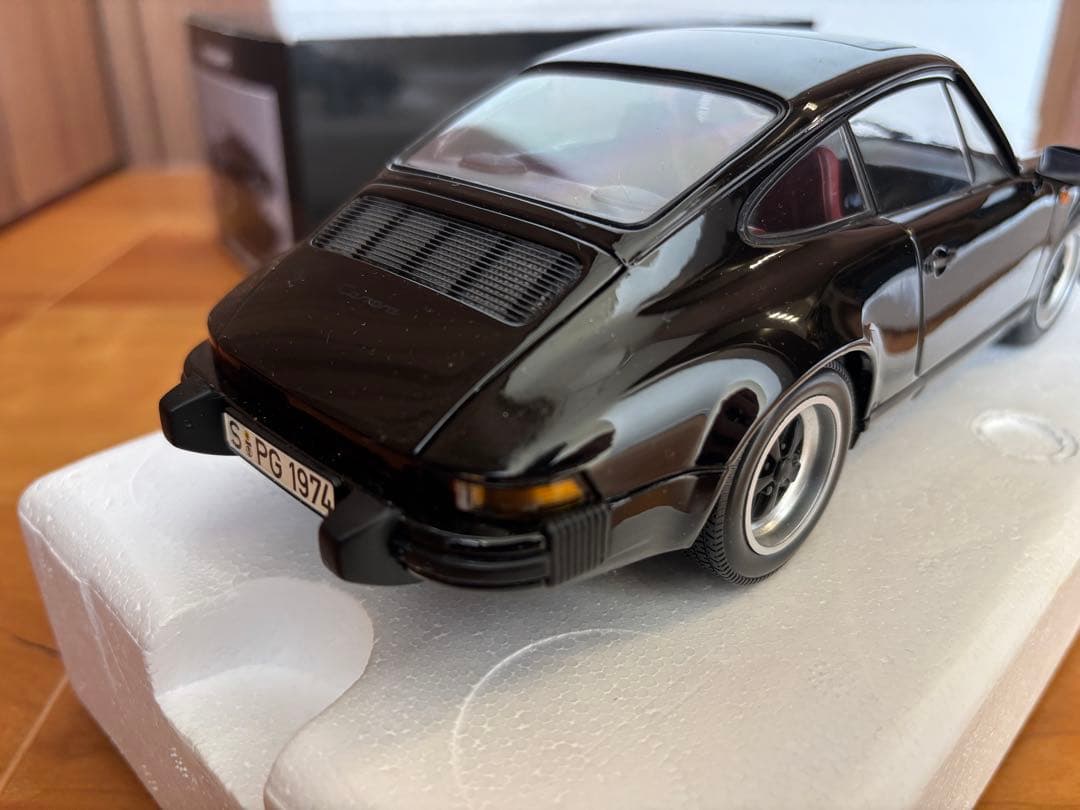 1/18 ミニチャンプス ポルシェ911(930) 1983 訳あり