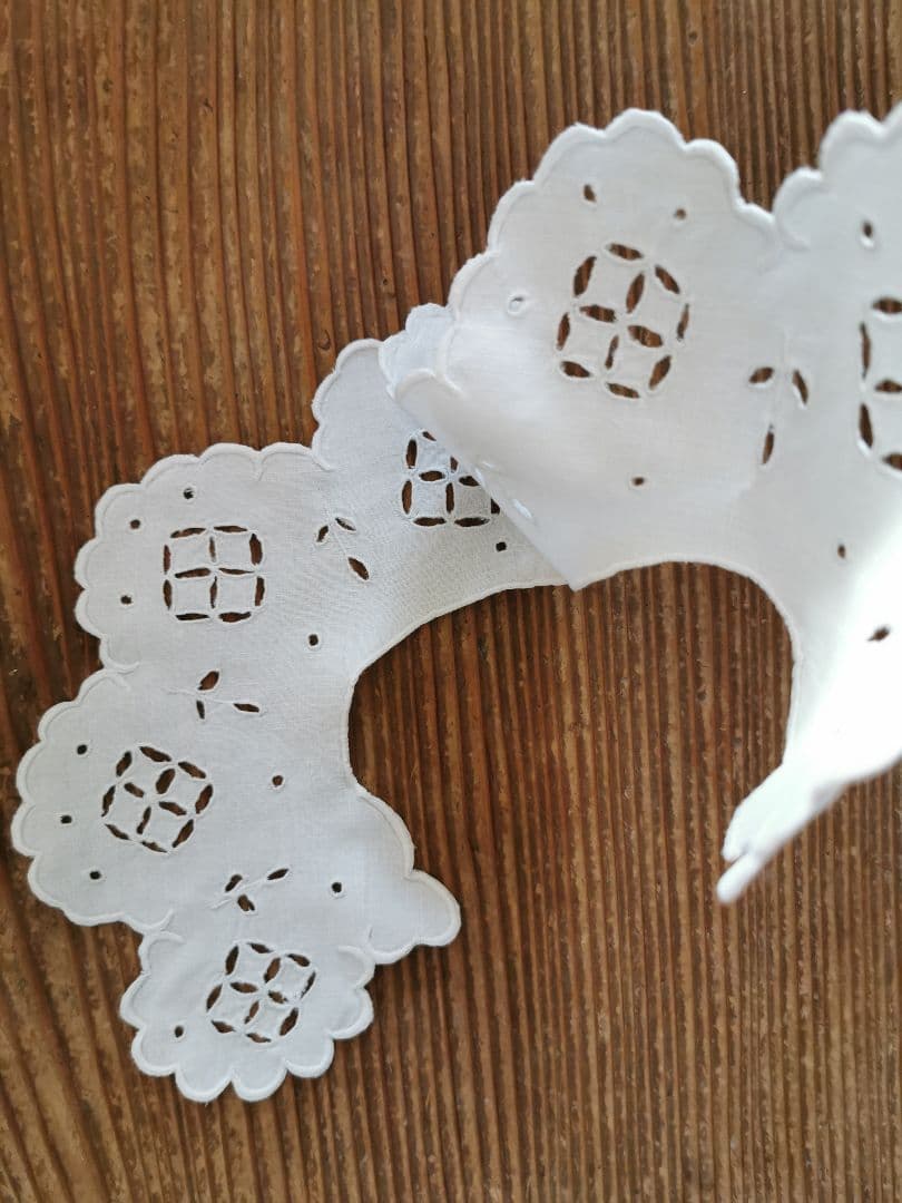 アンティーク オープンカットワーク花刺繍 アイレット スカラップスタイ 付け襟