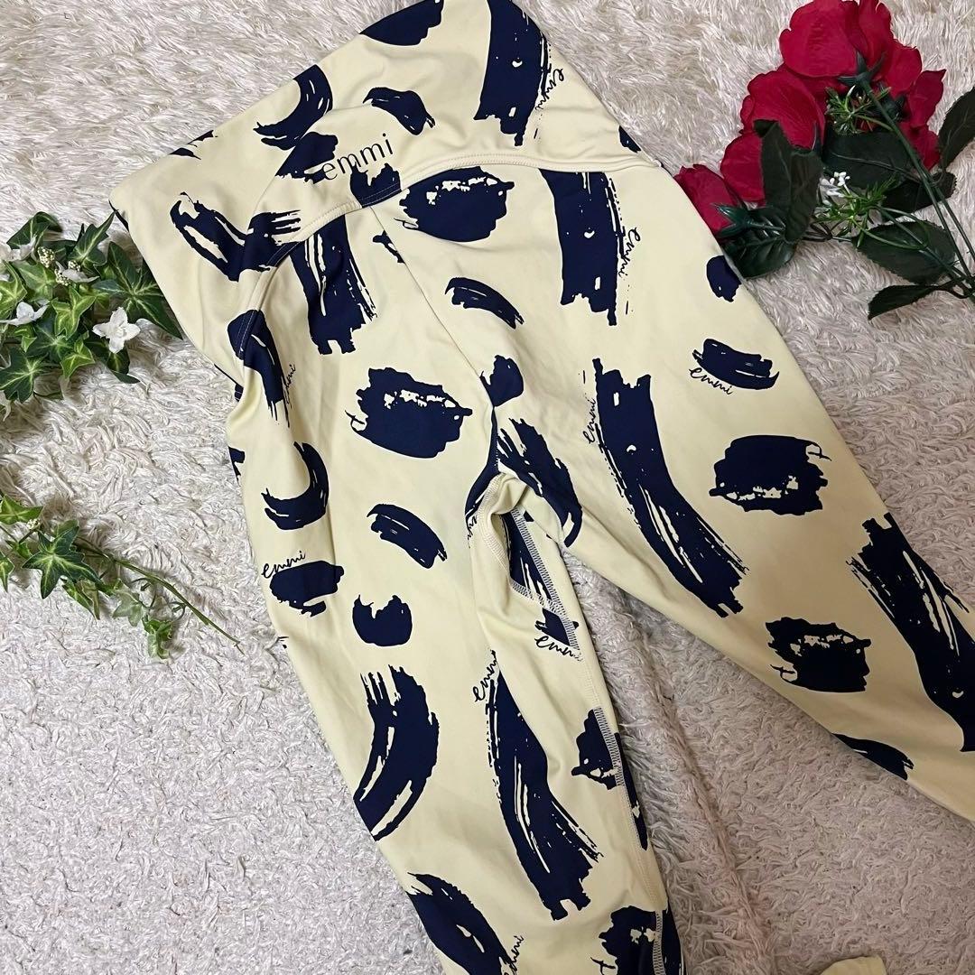 【emmi yoga】emmiオリジナルアート柄レギンス　ブラトップセットアップ