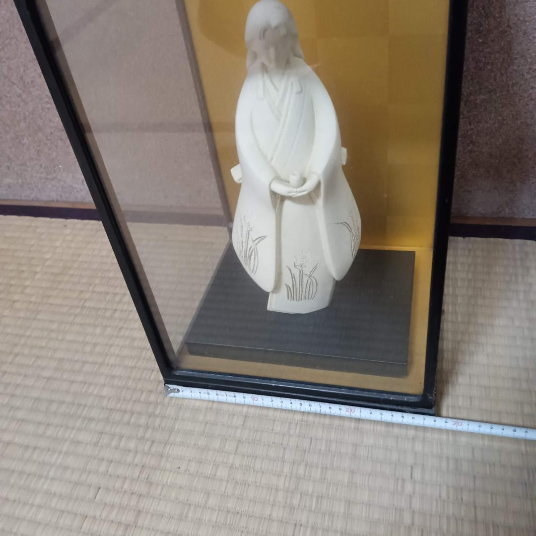 白い陶器製人形