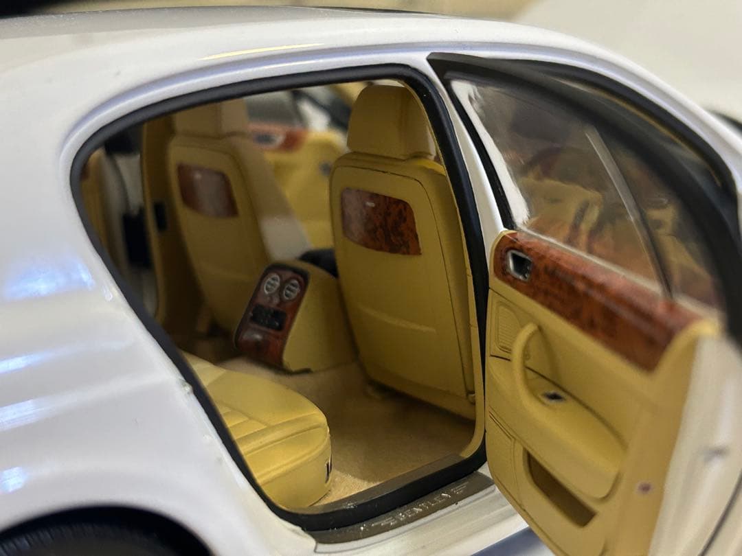 特価 1/18 ベントレー フライングスパーMINICHAMPS ホワイト 希少