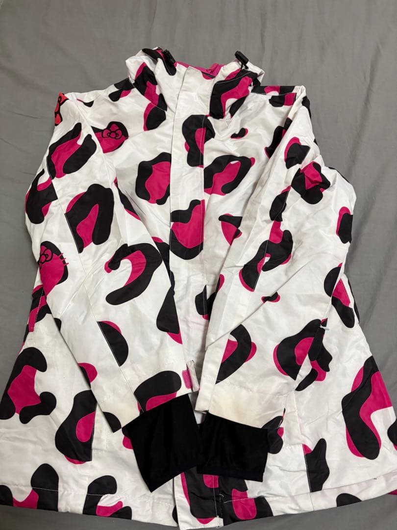 ハローキティ　スノボウェア９号上下セットおまけつき