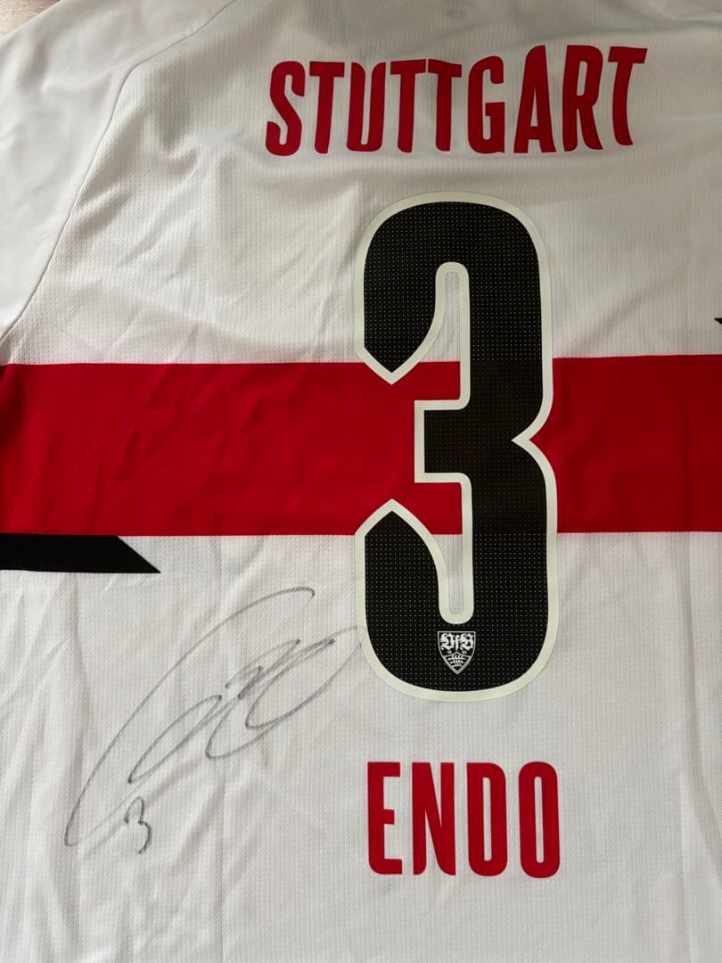 遠藤航選手　サイン入りユニフォーム