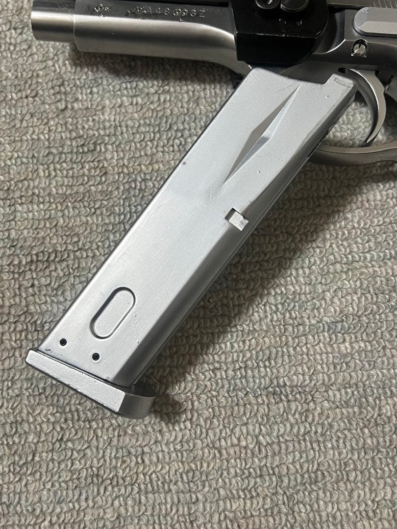 ウエスタンアームズ ベレッタ ガスガン シルバー/ブラック レール付き