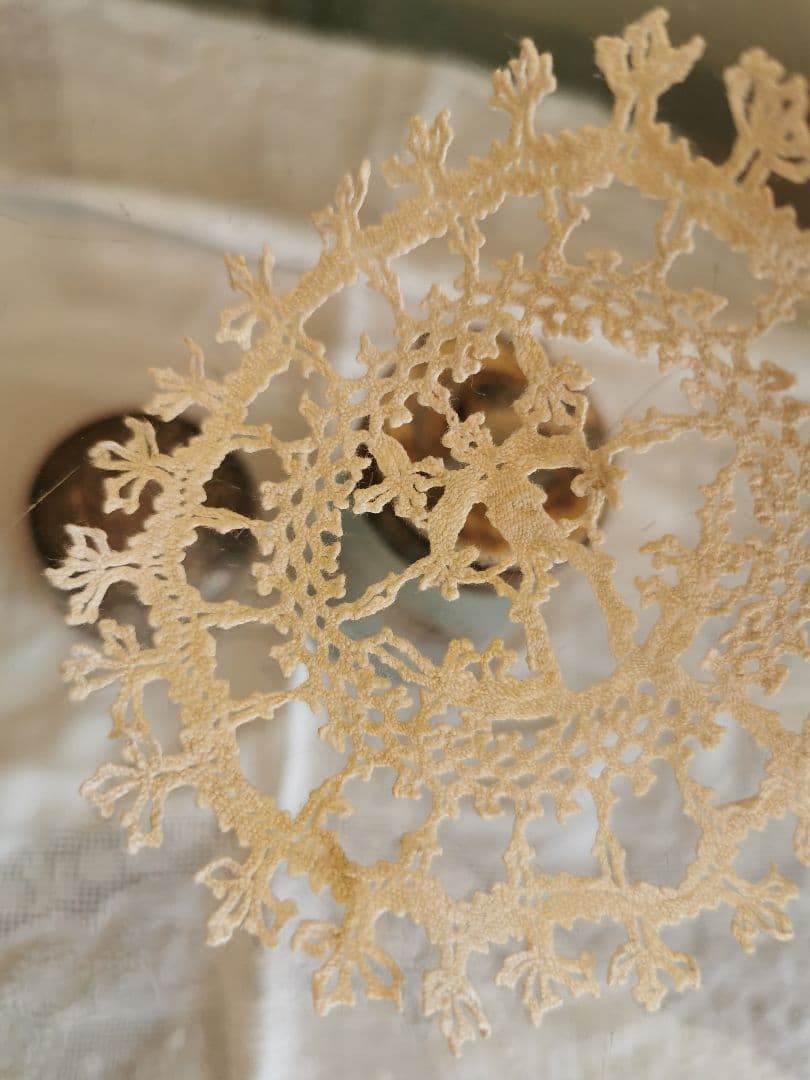 アンティーク ベルギー購入 可愛い人物像の小さなリネンドイリー フリルコースター