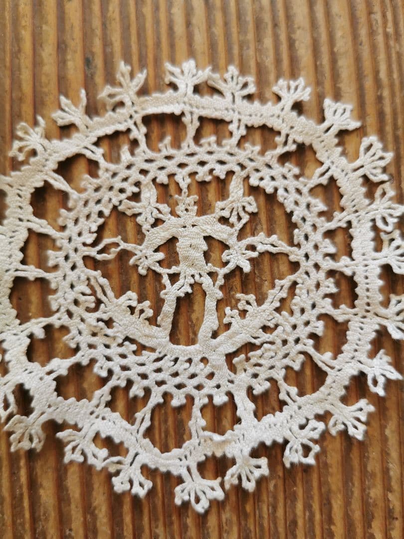 アンティーク ベルギー購入 可愛い人物像の小さなリネンドイリー フリルコースター