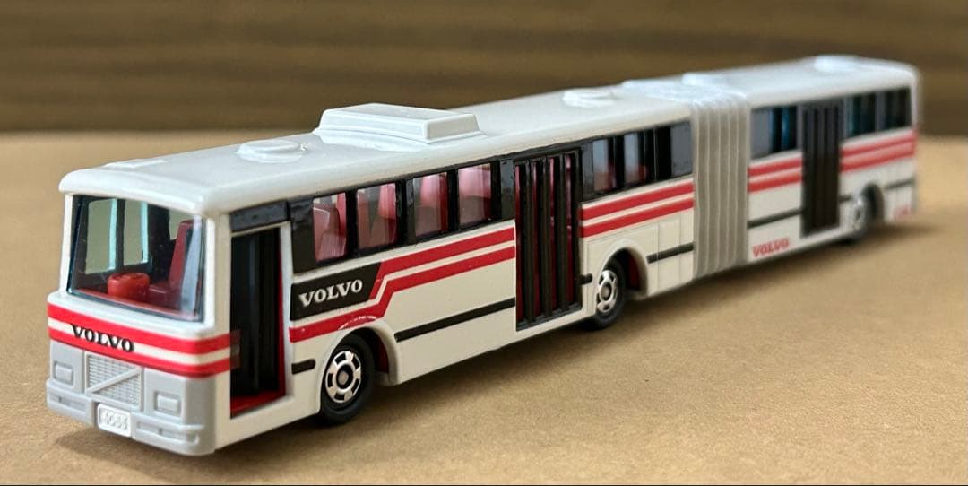 ロングトミカ L4 VOLVO-富士重工・連節バス