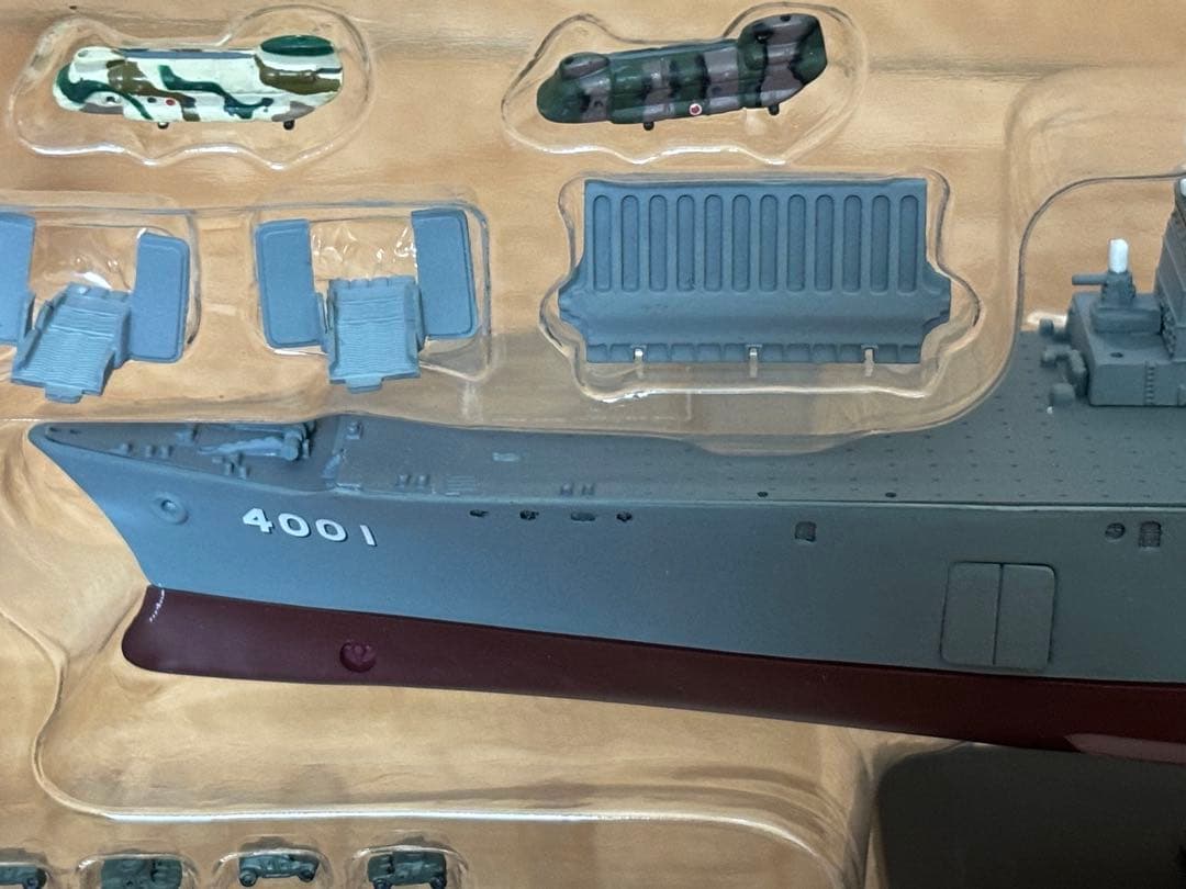 ピットロード 1/700 海上自衛隊 LST-4001 おおすみ 塗装済キット