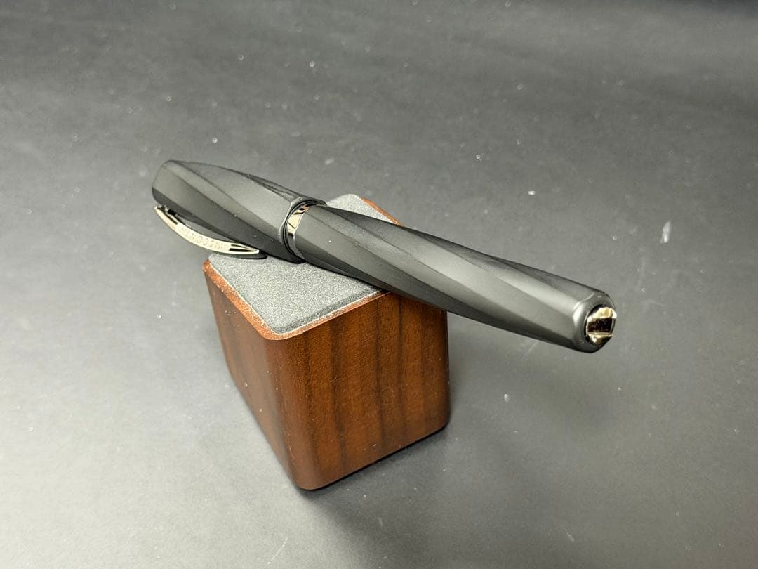 ビスコンティ　ディヴィーナ　マットブラック　ローラーボールペン