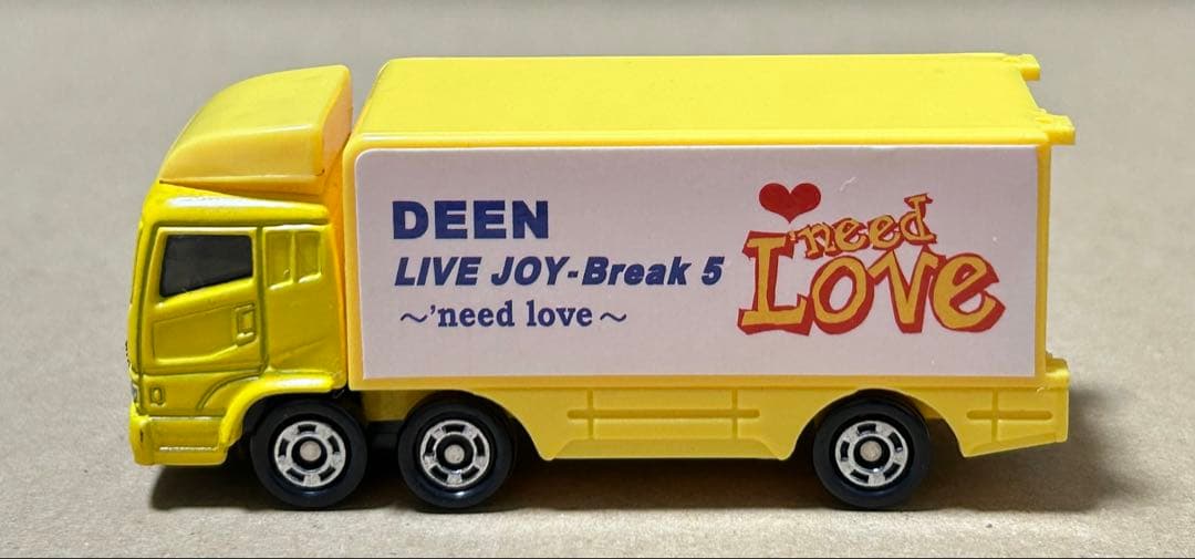 トミカ 三菱 スーパーグレートトラック DEEN ライブトラック