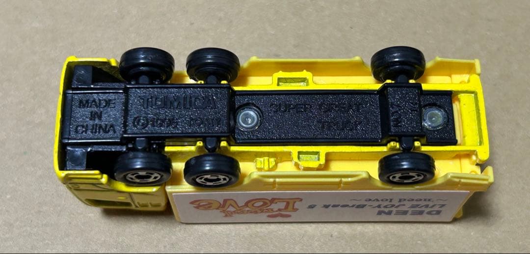 トミカ 三菱 スーパーグレートトラック DEEN ライブトラック