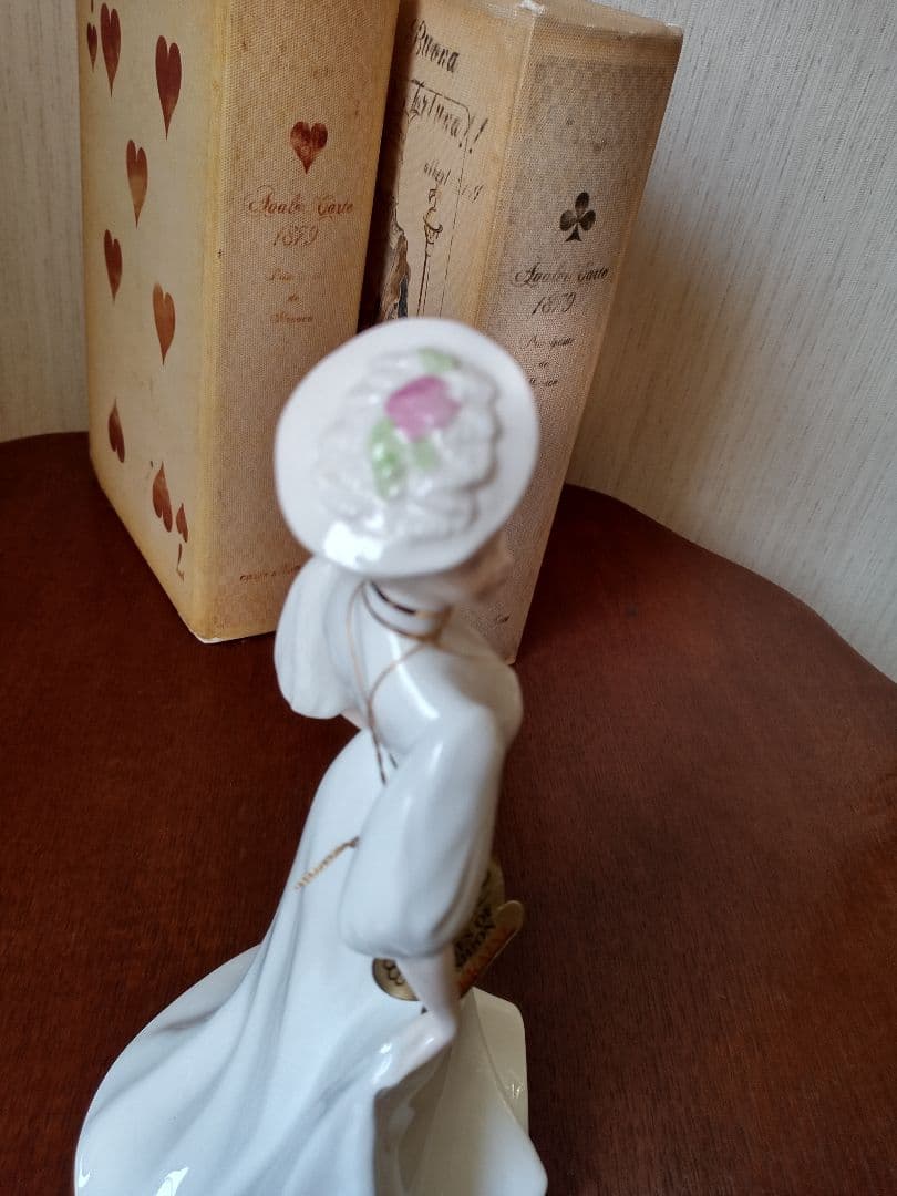 コールポートフィギュリン　白いドレス