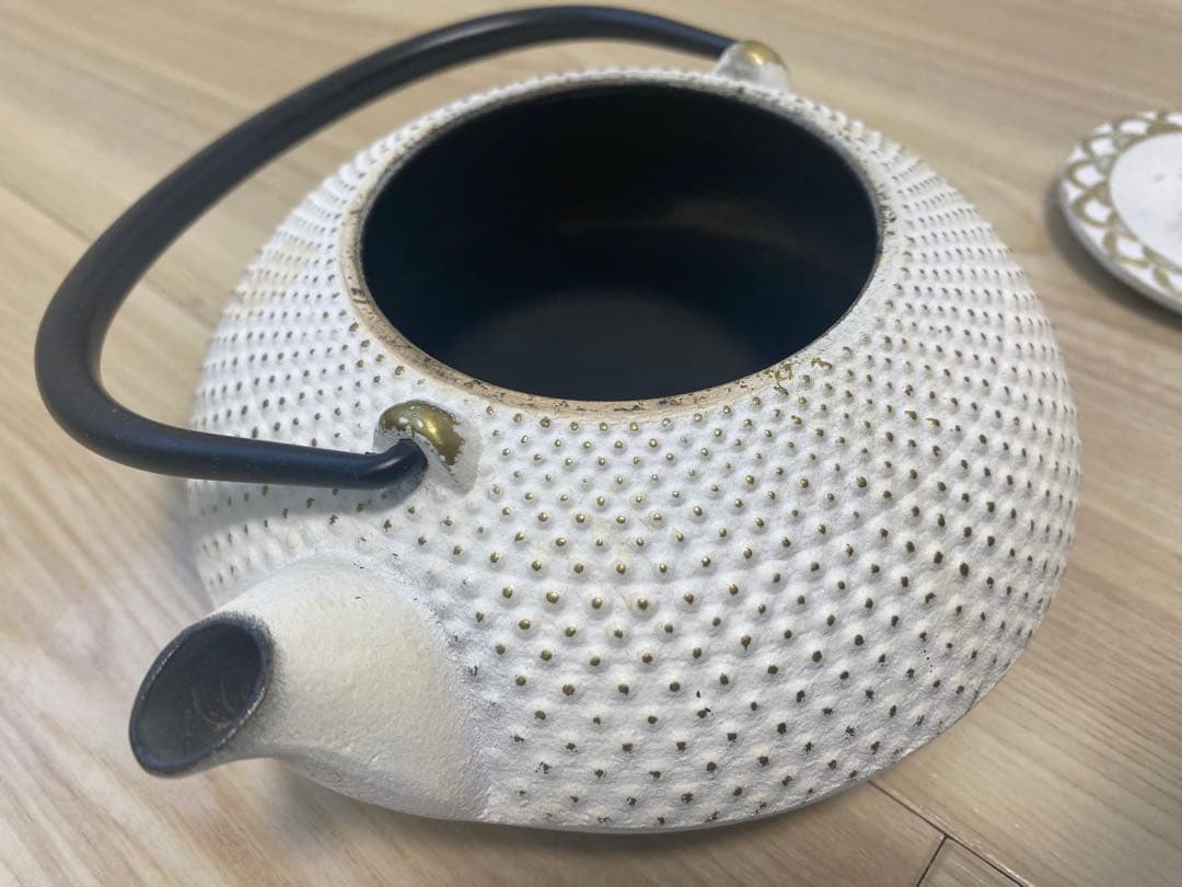 南部鉄器【南部宝生堂 及富 OITOMI】令和霰　瓶敷セット (ホワイト 白）