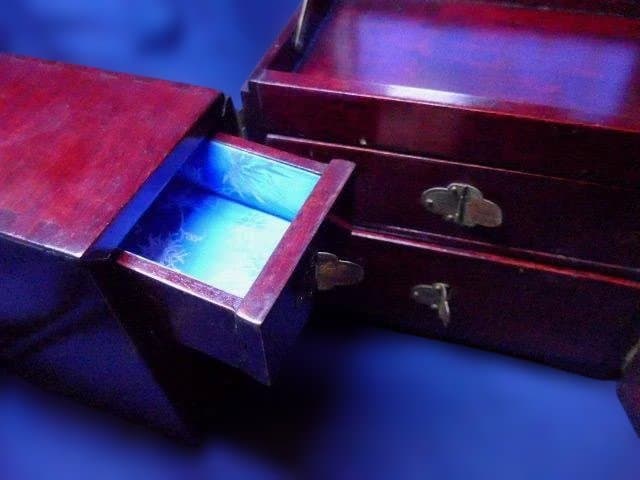 貴重！翡翠が象嵌されたアンティークの中国の姫箱です。作りの良いものです