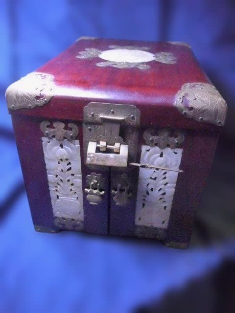 貴重！翡翠が象嵌されたアンティークの中国の姫箱です。作りの良いものです