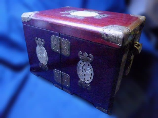 貴重！翡翠が象嵌されたアンティークの中国の姫箱です。作りの良いものです