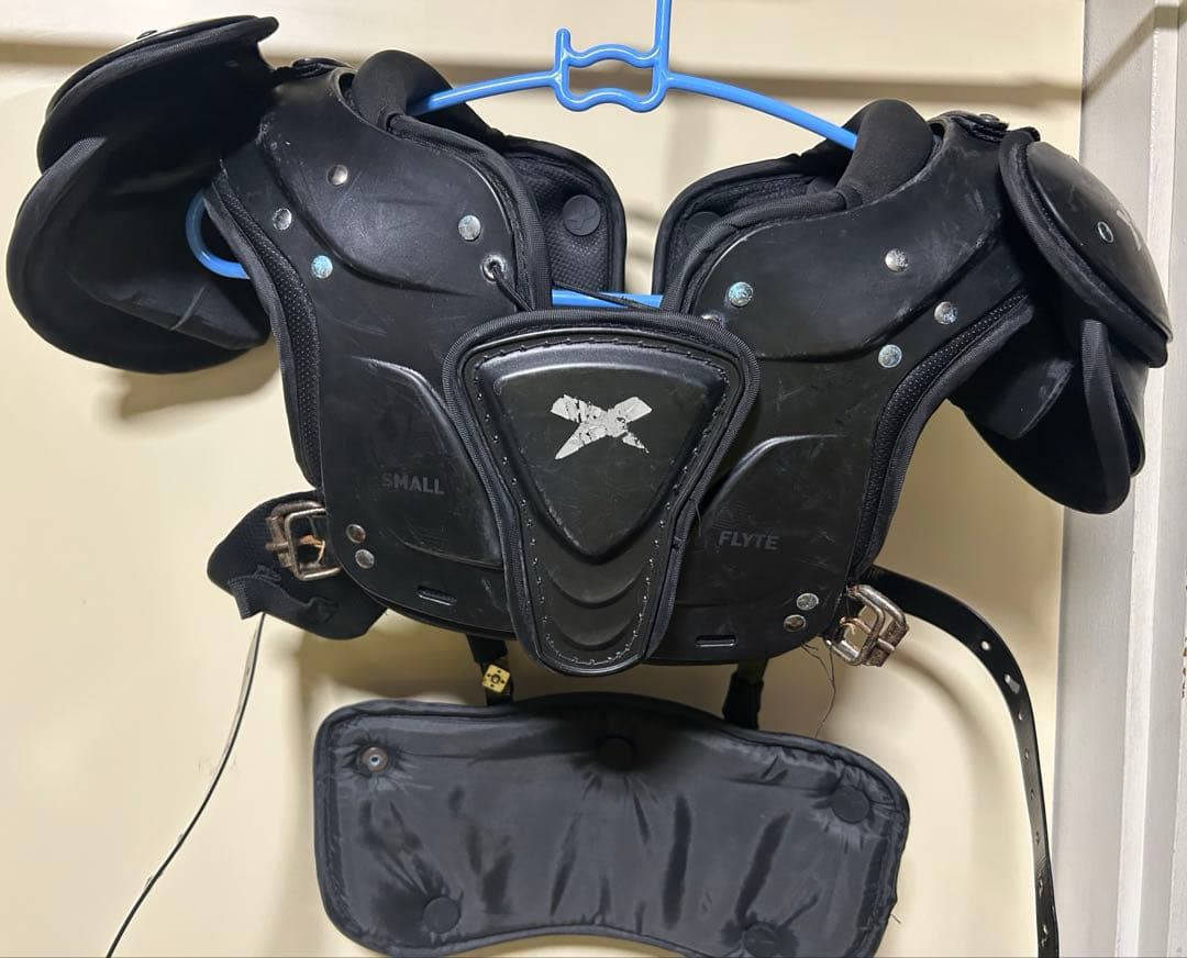 アメフト　xenith ショルダー　バックプレート　FLYTE