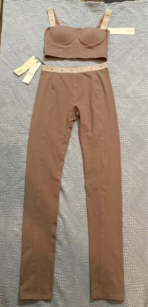 新品　emmi yog aエミヨガ　ヨガウェア　吸水速乾　ピンクベージュ　M