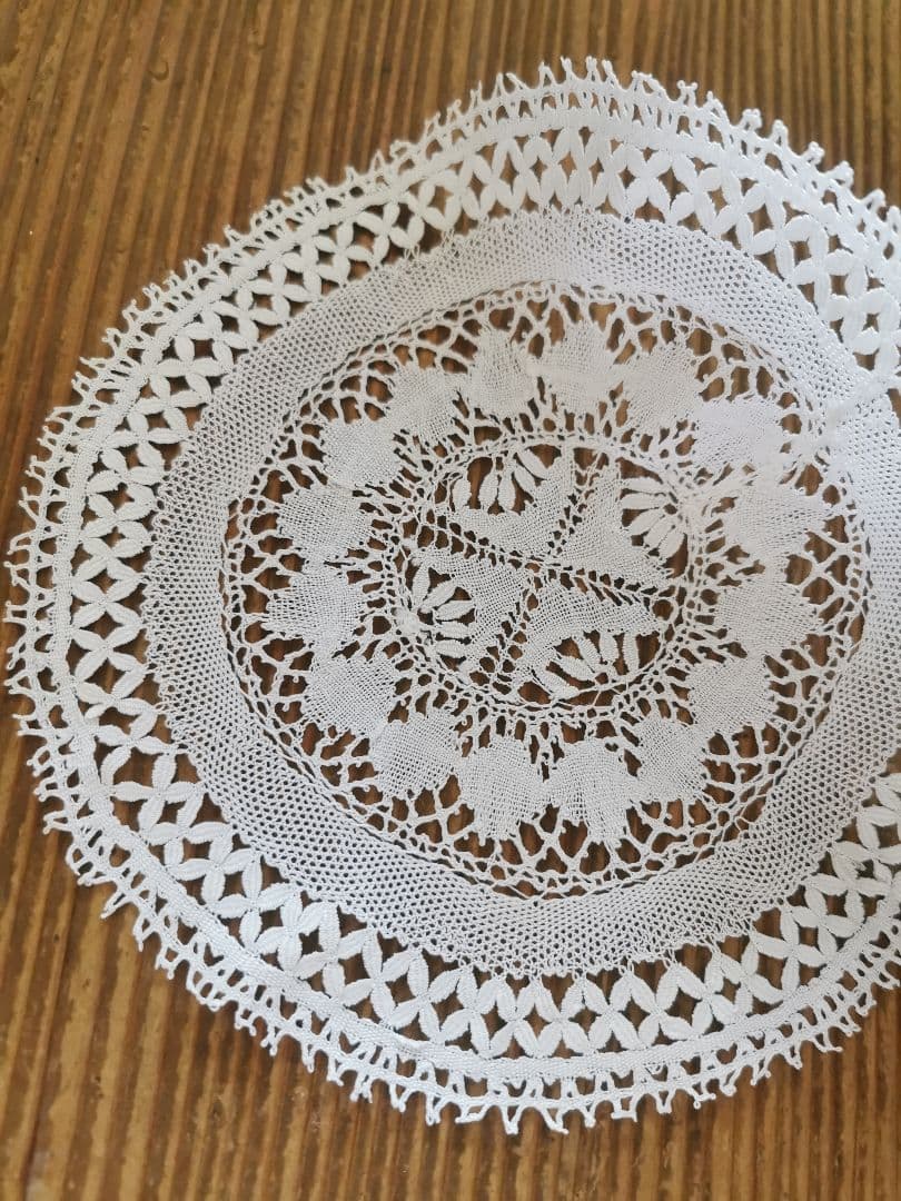 アンティーク マルチーズレースラウンドドイリー 涼やかなリネン糸 マルタ十字✠