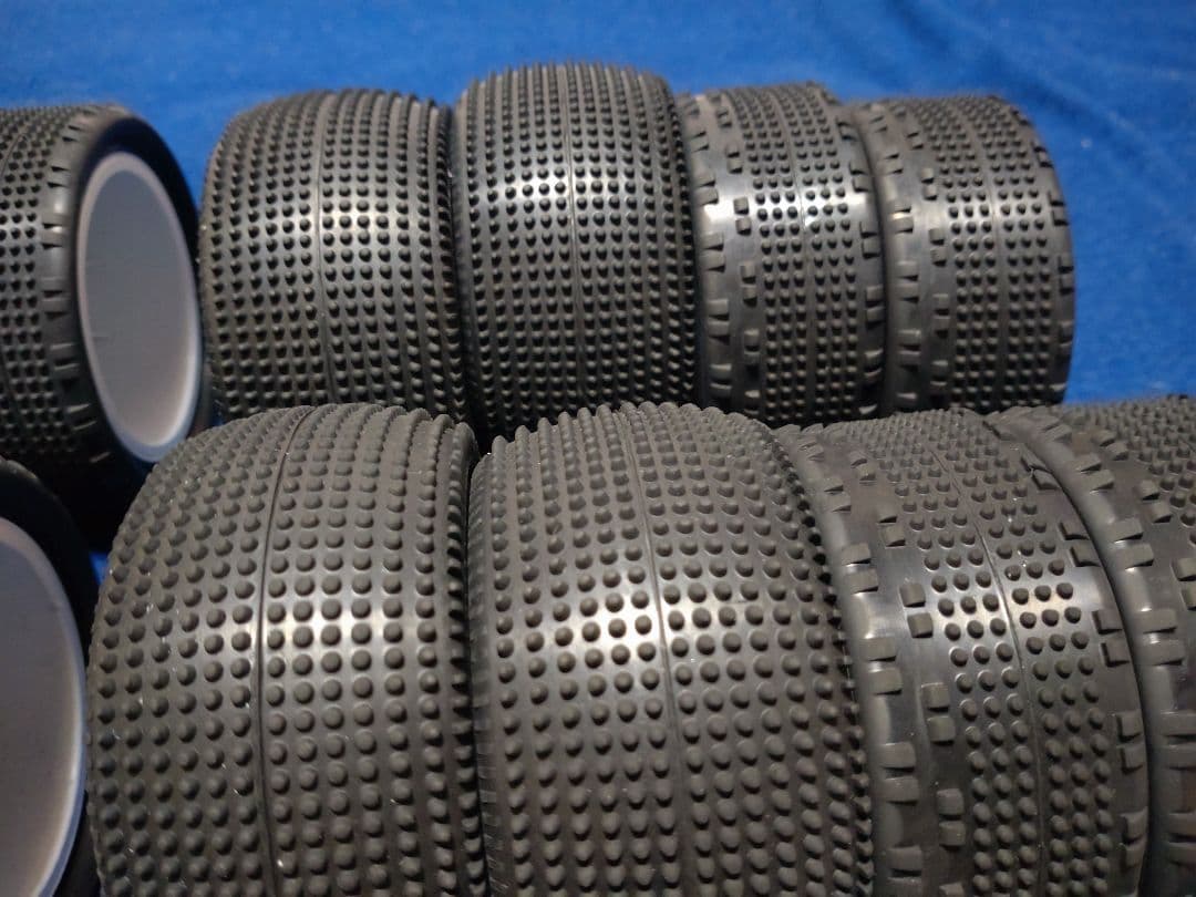 最終値引き、今だけ値引き、ラジコンバギー、4WD用カーペットタイヤ4台分