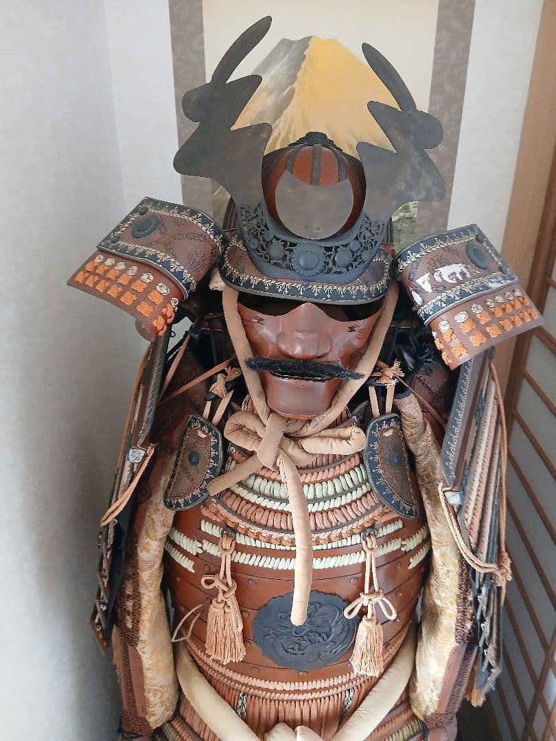 伝統的な日本の武士の鎧