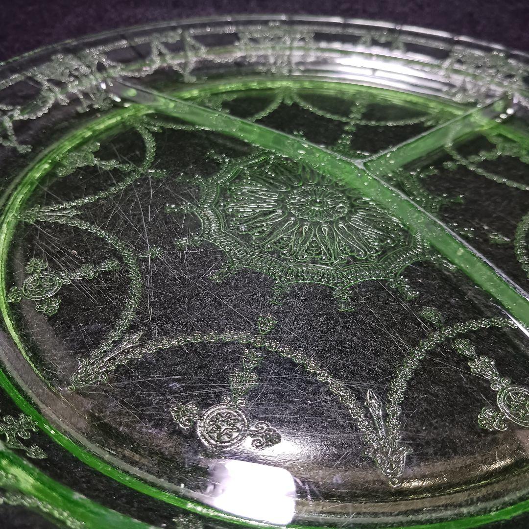 W361-2 昭和レトロ ウランガラス 仕切りランチプレート 古ガラス　FF