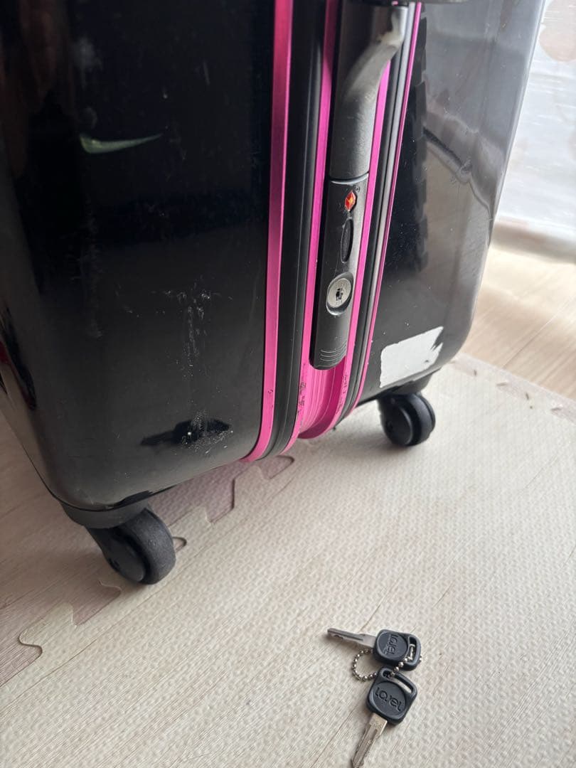 黒とピンクの中型キャリーケース