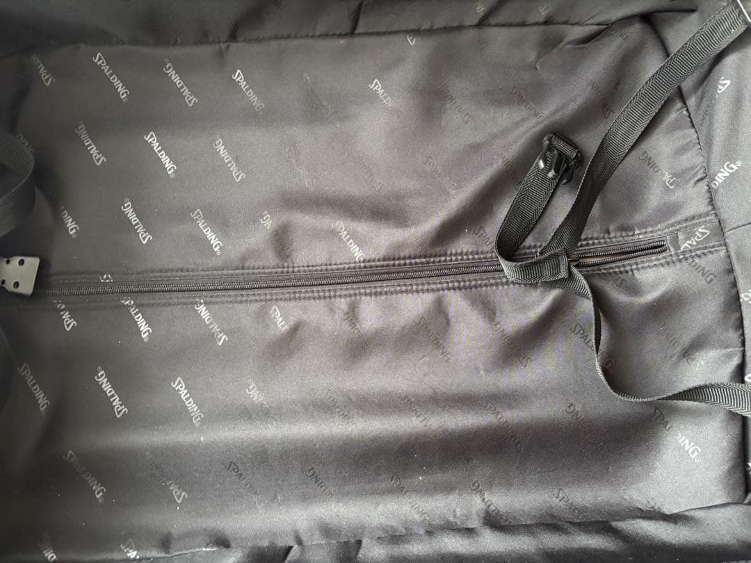 黒とピンクの中型キャリーケース