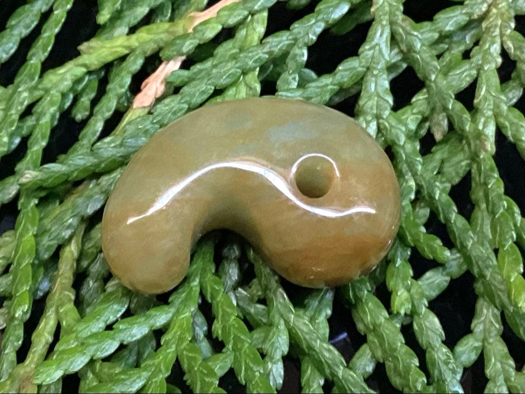 限定‼️超極上レア物✳一番数少ない幻の幸運の黄色‼️ 糸魚川翡翠勾玉　鑑別無しの安価