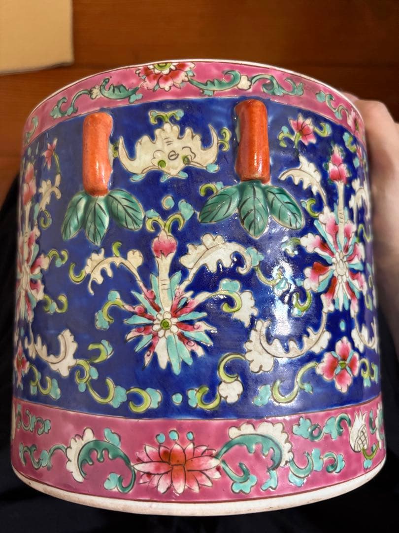 陶器の蓋付き容器