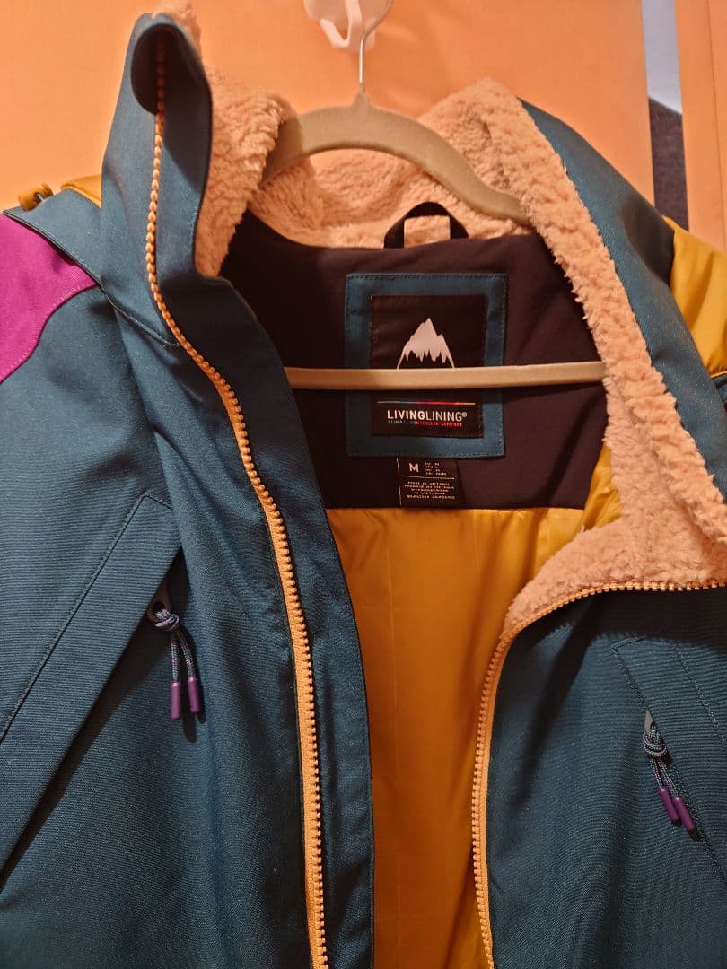 BURTON　タグ付き　 スノーボードジャケット とパンツ　M