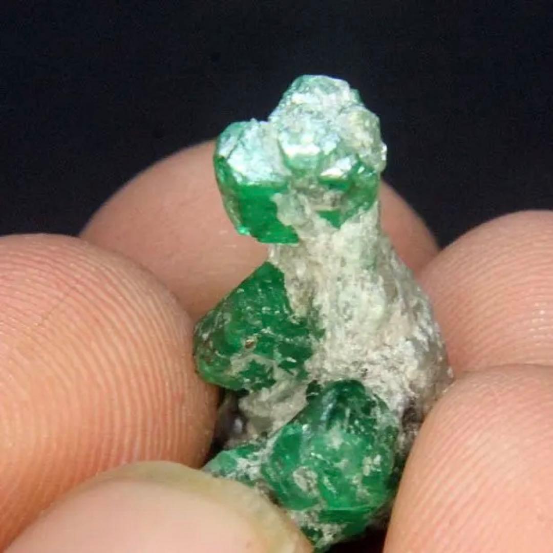 エメラルドの天然クラスター