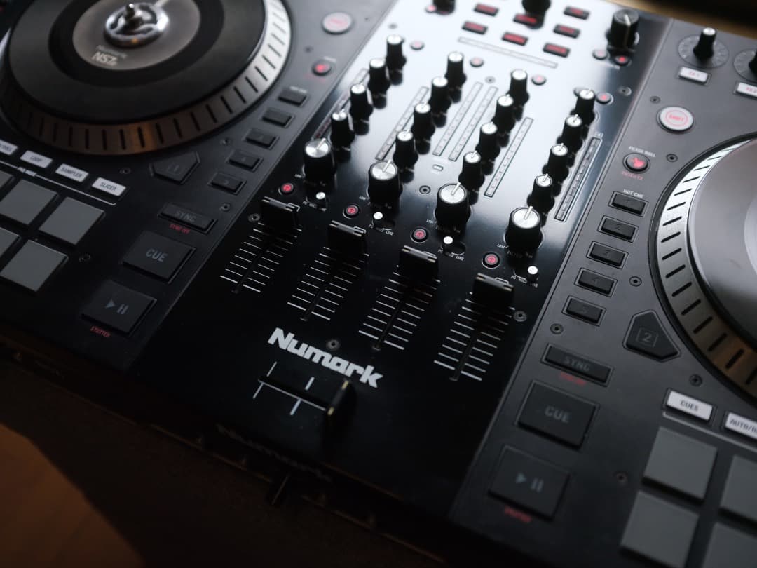 【値下げ】Numark NS7 Ⅱ DJコントローラー (プラッター回転自走)